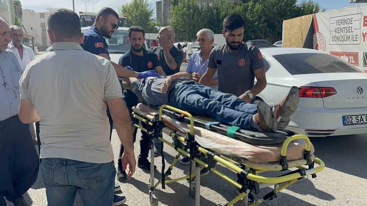Adıyaman'da, motosiklet sürücüsü Bayram P.'nin kontrolündeki aracın, karşıya geçmeye çalışan