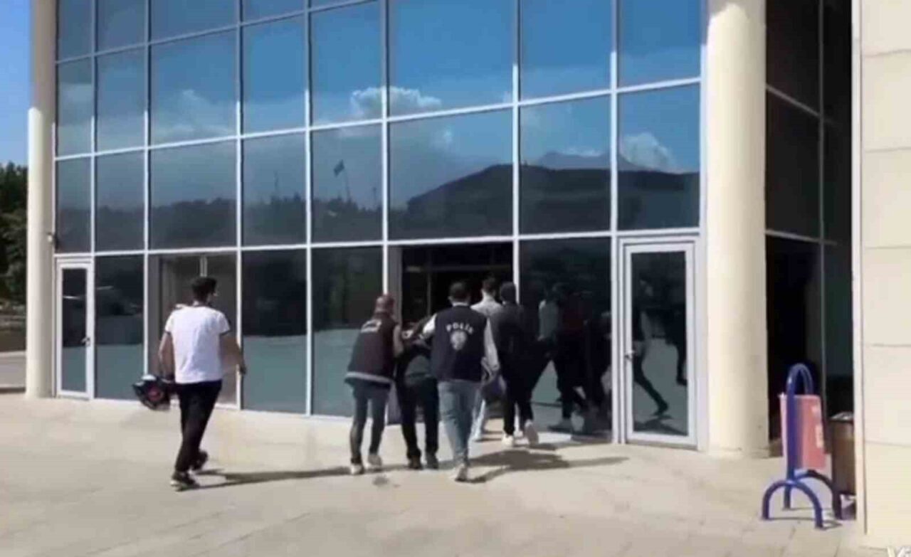Hatay'ın Arsuz ilçesinde motosikletinin plakasını bantlayarak üç kadına cinsel saldırıda