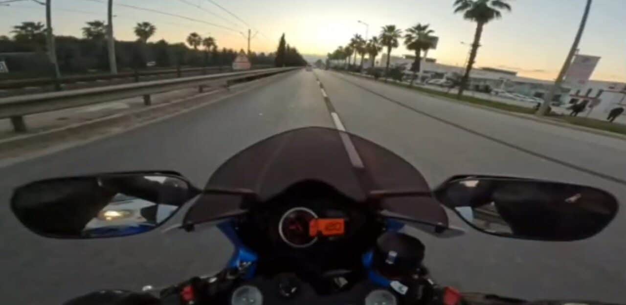 Antalya'da süratle motosiklet kullanan ve tek teker üzerinde giden sürücü