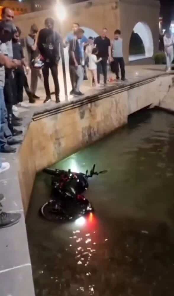 Şanlıurfa'da bir sürücü, motosikletiyle gezerken kontrolünü kaybederek Balıklıgöl'e düştü. Çevredekilerin