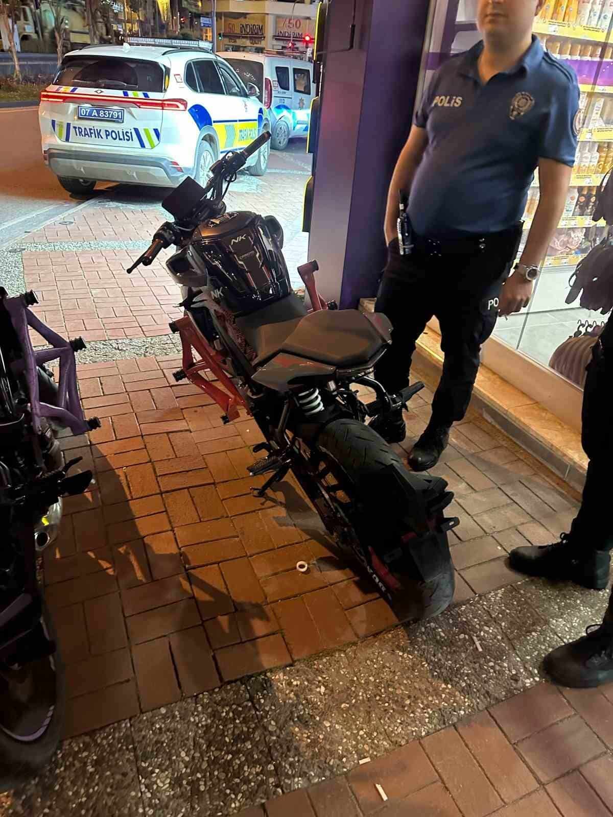 Antalya'nın Manavgat ilçesinde E.G.Ç., motosikletiyle akrobatik hareketler yaparken yakalandı. Kasksız,