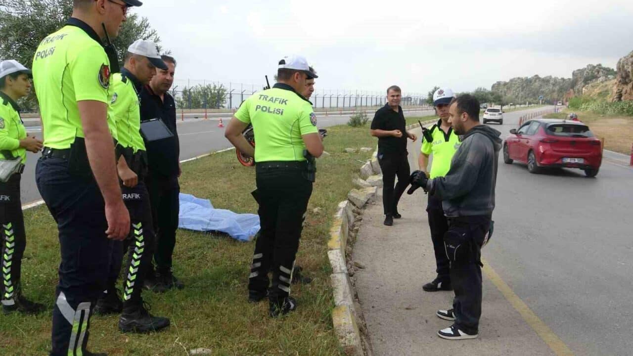 Antalya'nın Kepez ilçesinde, motosiklet sürücüsü Gökhan Tunca (27), virajda kontrolü
