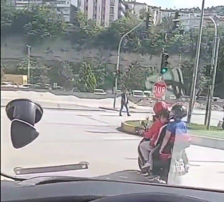 Karabük’te Motosiklet Sürücüsü, Üç Çocukla Birlikte Tehlikeli Yolculuk Yaptı Karabük'te motosikletli bir sürücünün, 3 çocukla birlikte yaptığı riskli yolculuk,