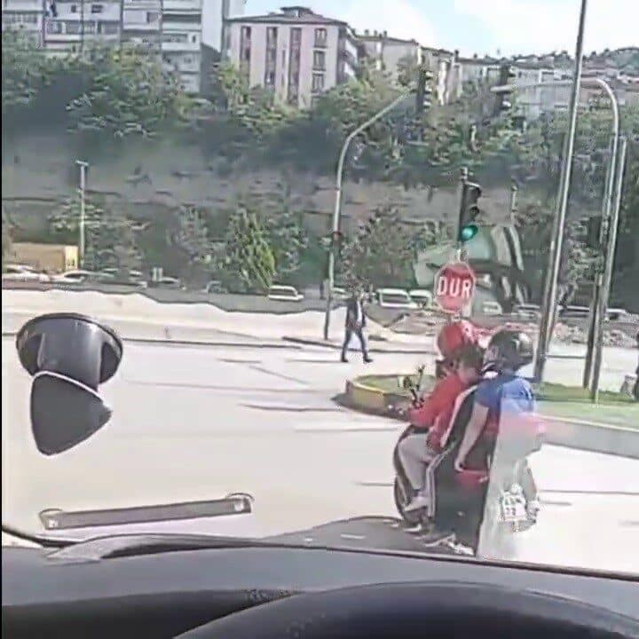 Karabük'te motosikletli bir sürücünün, 3 çocukla birlikte yaptığı riskli yolculuk,