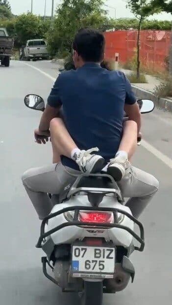Alanya’da Motosikletle Tehlikeli Yolculuk Yapan Sürücüye 32 Bin TL Ceza Kesildi Antalya’nın Alanya ilçesinde, motosiklet sürücüsü kucağında yolcusuyla seyahat ederken jandarma
