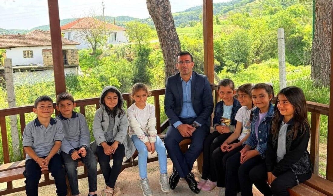 Sarıgöl İlçe Milli Eğitim Müdürü Cezmi Yıldırak, ilkokul ziyaretlerinde öğrencilerin
