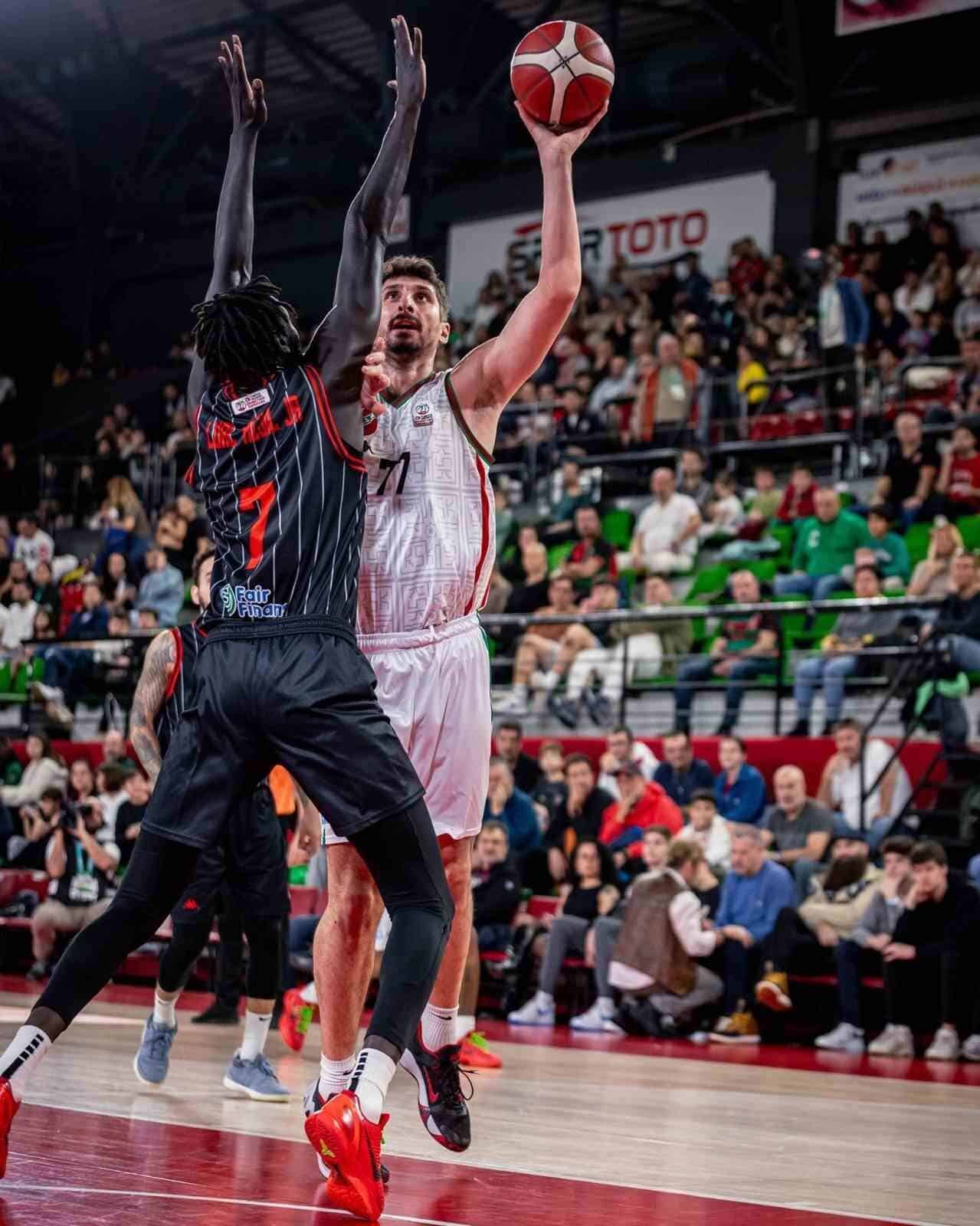 Karşıyaka Basketbol'un 29 yaşındaki pivotu Muhsin Yaşar, Galatasaray ile anlaşma