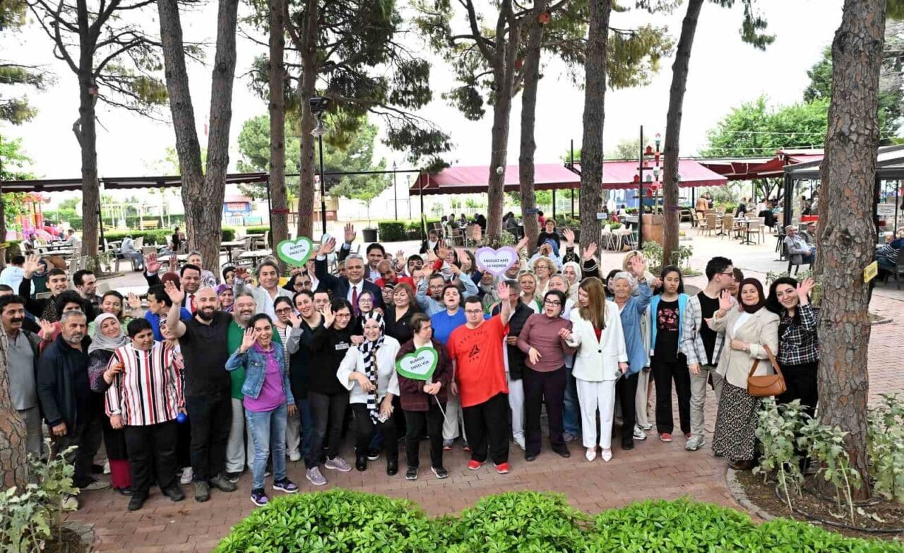 Antalya'nın Muratpaşa ilçesindeki Engelsiz Kafe, 10. yılını etkinliklerle kutladı. Muratpaşa