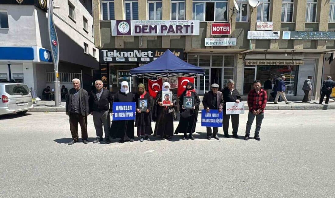 Muş'ta terör örgütü PKK tarafından kaçırılan çocukları için DEM Parti