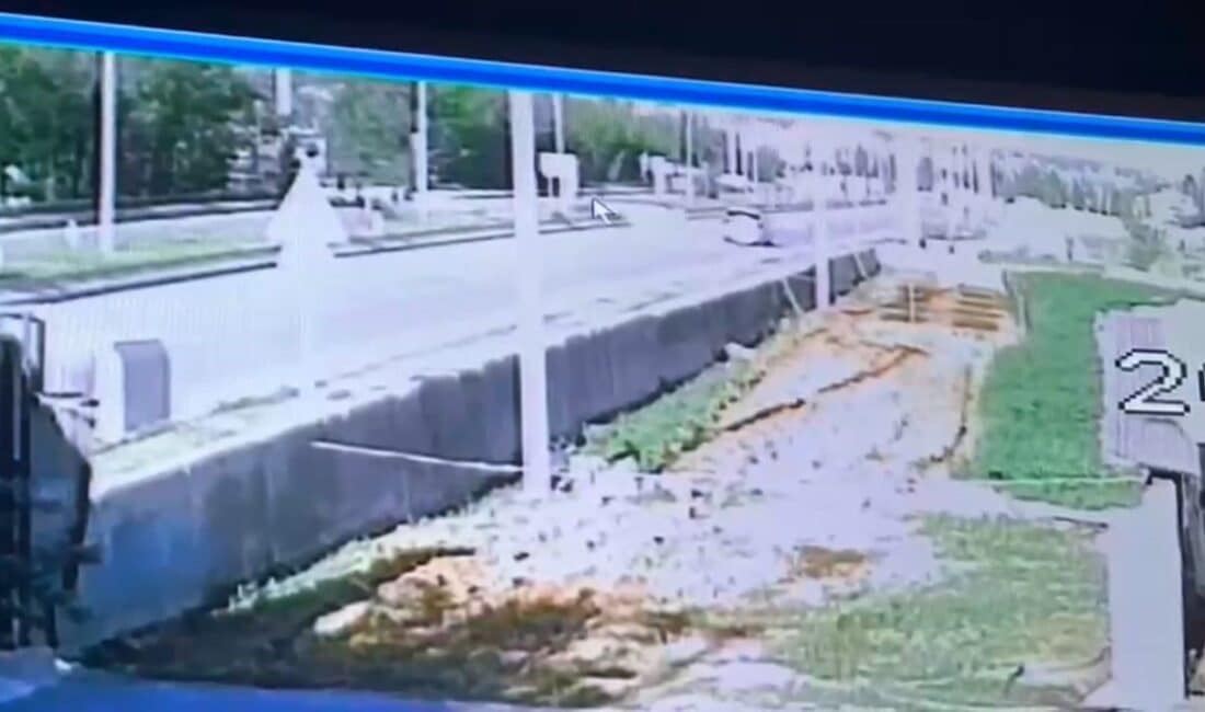 Muş’ta otomobilin çarptığı 6 yaşındaki çocuk ağır yaralandı Muş'ta Suvaran köyünde yolun karşısına geçmeye çalışan 6 yaşındaki bir