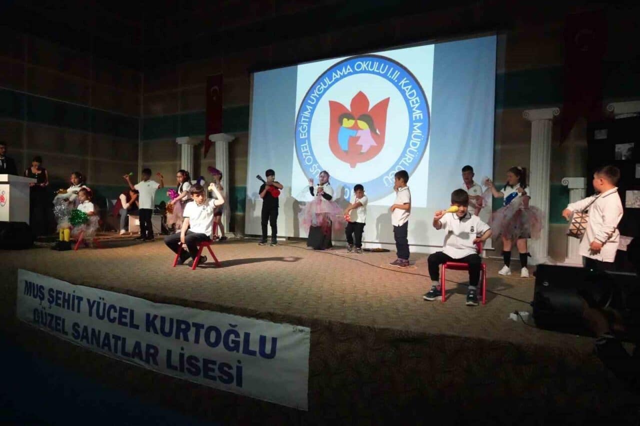 Muş'ta Engelliler Haftası etkinlikleri çerçevesinde, özel bireylerin sahne aldığı program