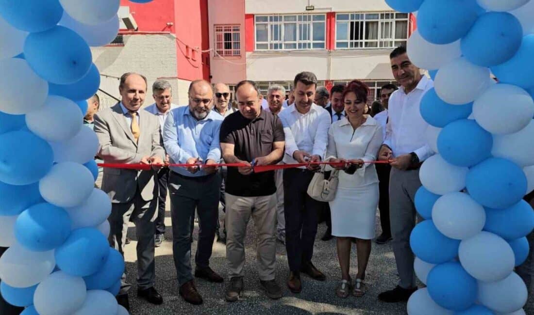 Nazilli'deki Atatürk Anadolu Lisesi'nde gerçekleştirilen Bilim Fuarı, Okul Müdürü Mustafa