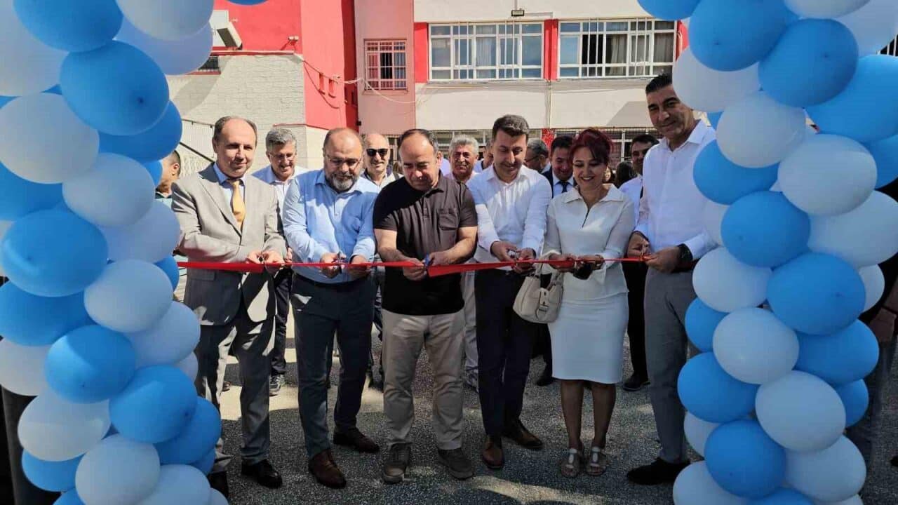 Nazilli'deki Atatürk Anadolu Lisesi'nde gerçekleştirilen Bilim Fuarı, Okul Müdürü Mustafa