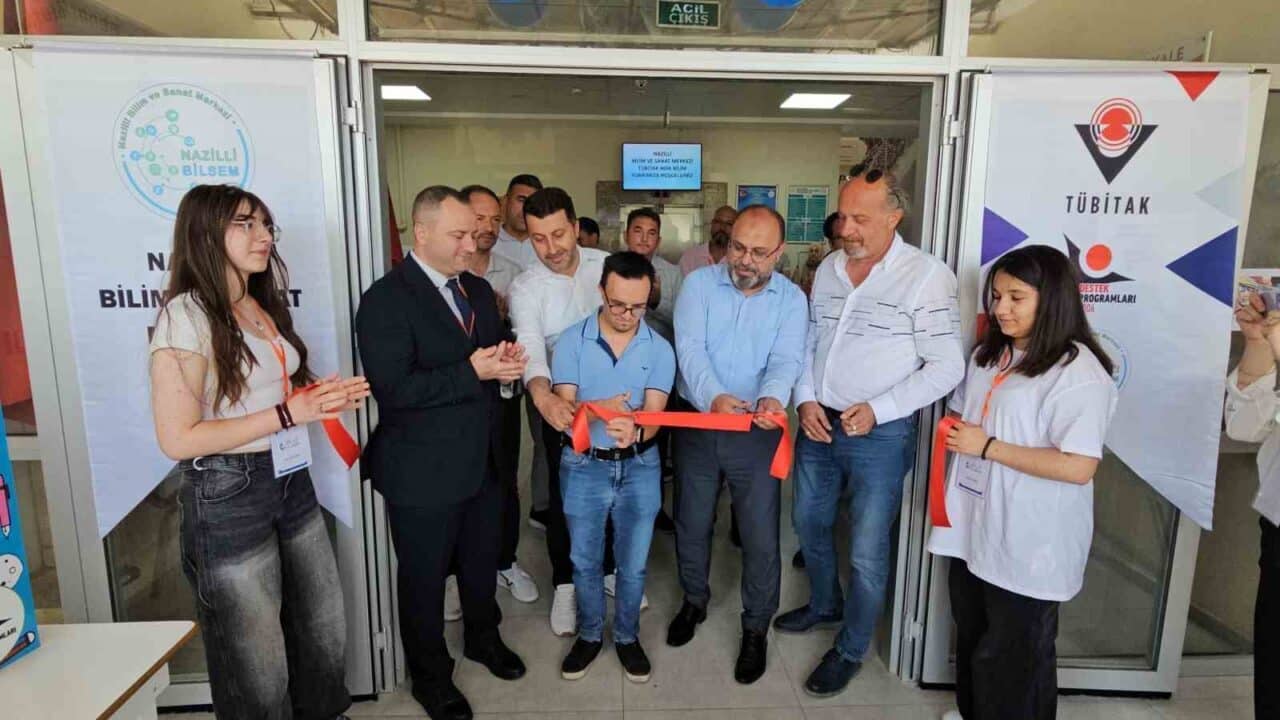 Nazilli'deki Bilim ve Sanat Merkezi, 20 projenin sergilendiği Bilim Fuarı'nı
