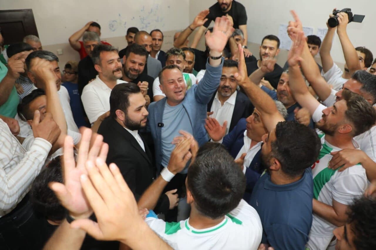 Nizipspor Kulübü, şampiyonluk sezonunu kutlayarak Nizip Belediye Başkanı Ali Doğan’a