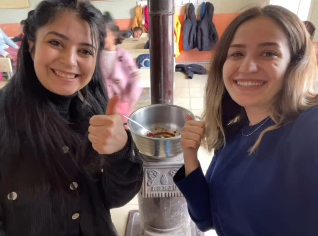 Ağrı'nın Diyadin ilçesindeki Sürmelikoç İlkokulu'nda düzenlenen makarna etkinliği, öğretmenler ve