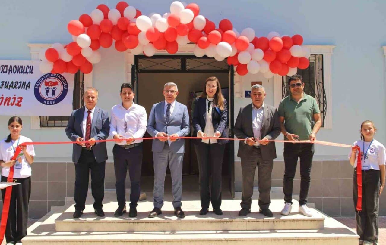Aydın'ın Köşk ilçesindeki Başçayır Ortaokulu, öğrencilerin projelerini sergilediği Bilim Fuarı'nı