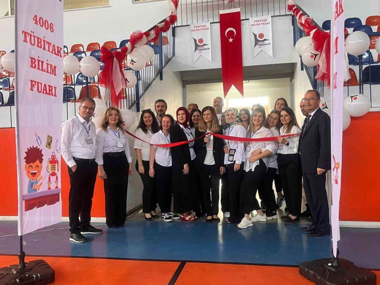 Manisa'nın Yunusemre ilçesindeki Şehit Ömer Halisdemir Ortaokulu'nda TÜBİTAK 4006-A Bilim