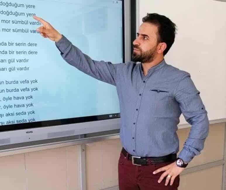Ahmet Fırat Aslan’ın Sekoya Meclisi: Edebi yolculukta insani değerlerin keşfi Ahmet Fırat Aslan, Niğde Fen Lisesi'nde felsefe öğretmeni olarak görev