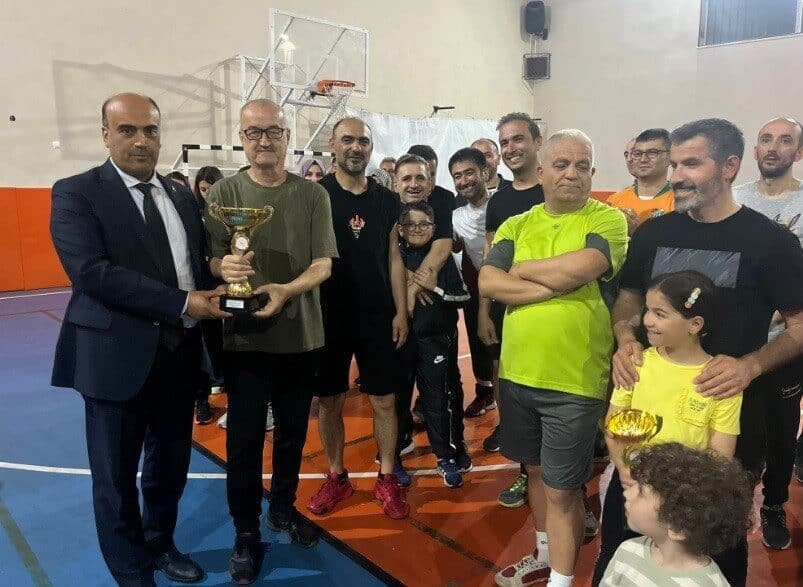 Tavşanlı'da düzenlenen 'Öğretmenler Arası Voleybol Turnuvası'nın finalinde 15 Temmuz Şehitler