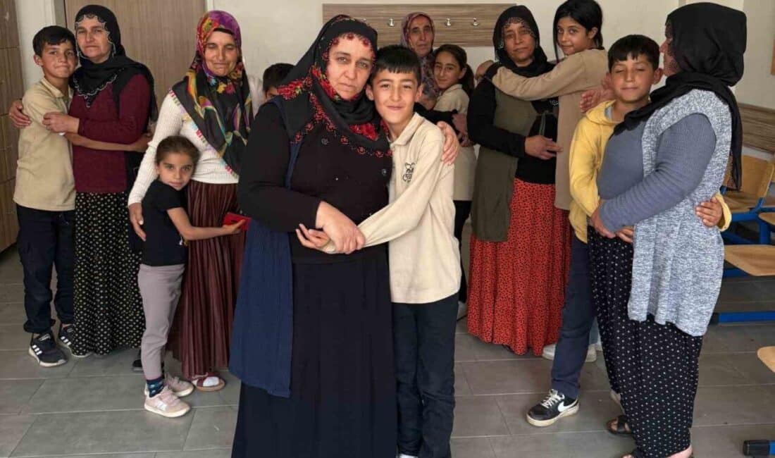 Adıyaman'ın Sincik ilçesinde, Çamdere Köyü Ortaokulu'nda Anneler Günü için düzenlenen