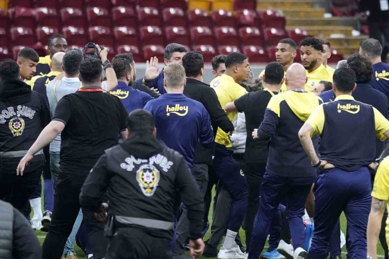 2024'teki Galatasaray-Fenerbahçe derbisi sonrası yaşanan olaylarla ilgili Jayden Oosterwolde ve
