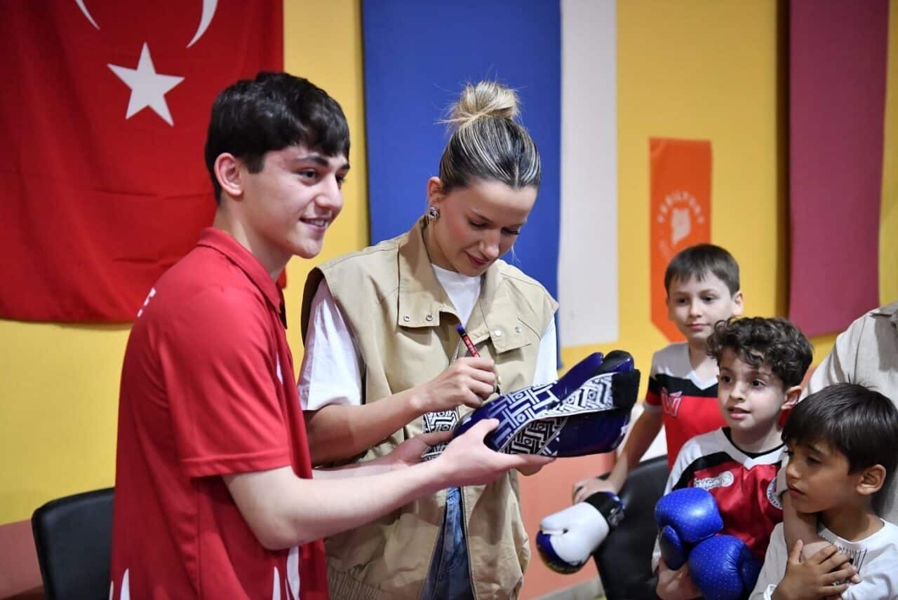 Olimpiyat ikincisi ve Dünya-Avrupa Boks şampiyonu Hatice Akbaş, Yeşilyurt Belediyesi