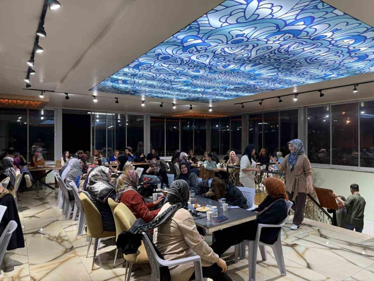 Erzurum'un Oltu ilçesinde AK Parti Kadın Kolları, anneleri onurlandıran bir