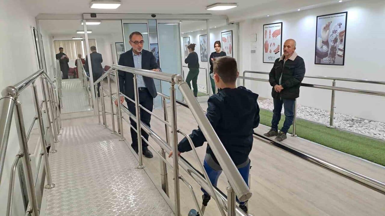 El ve ayak anomalisi nedeniyle 3 yaşında bacakları ampute edilen