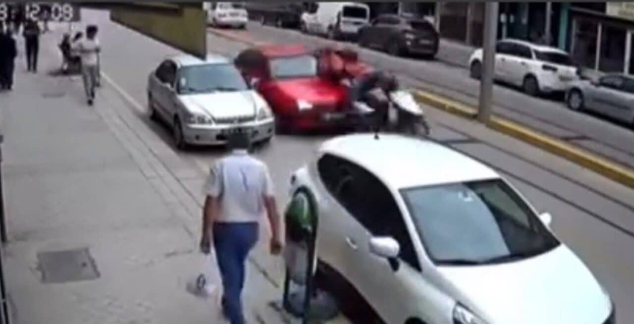 Eskişehir'in Tepebaşı ilçesinde motosikletli kurye Y.A., otomobilin arkadan çarpması sonucu