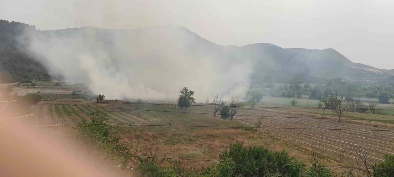 Bilecik'in Osmaneli ilçesinde, Camikebir Mahallesi'nde çıkan anız yangını, vatandaşların 112'ye