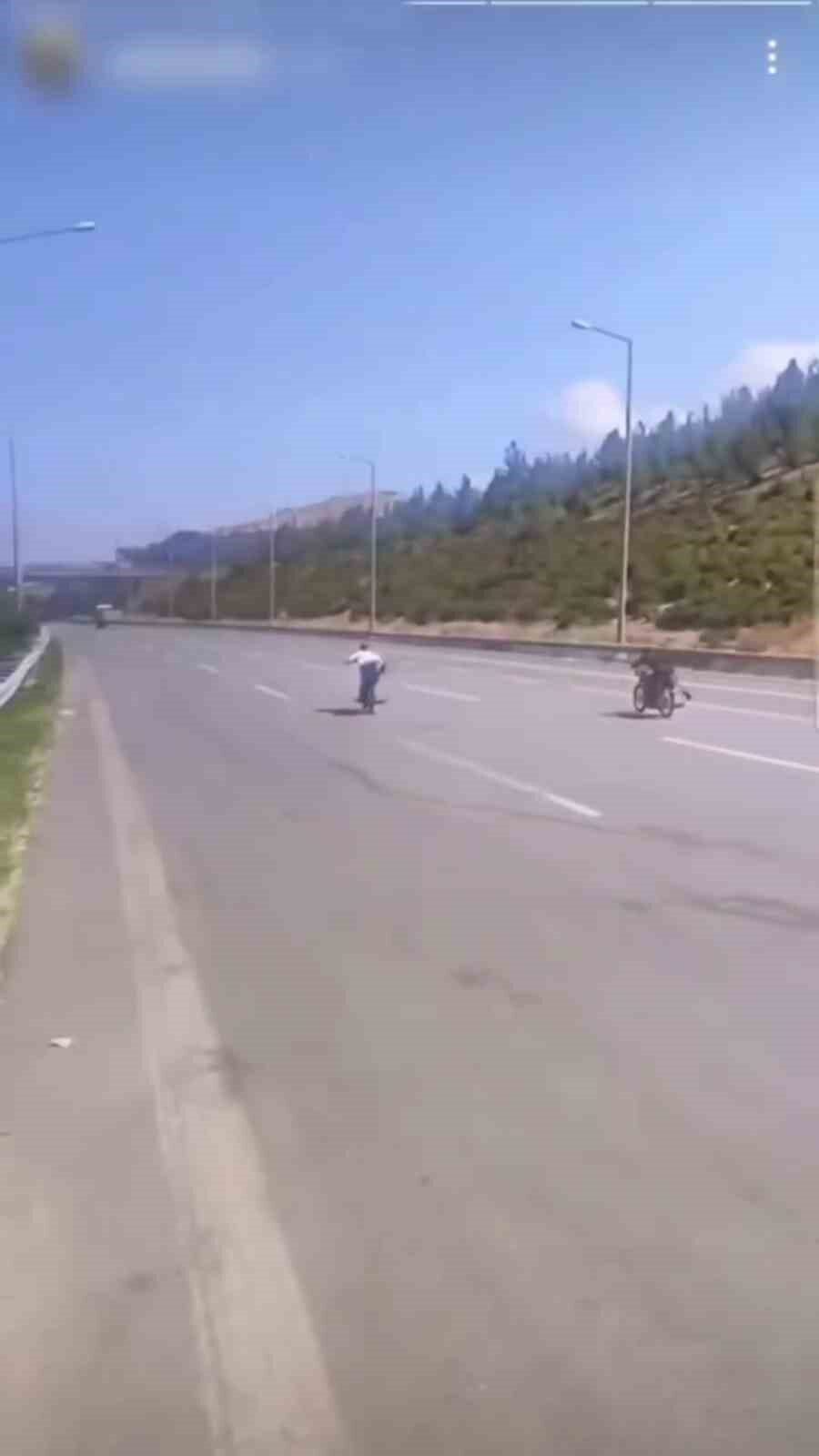 Hatay'da otobanda motosikletle yarış yapan iki sürücü, sosyal medya paylaşımları