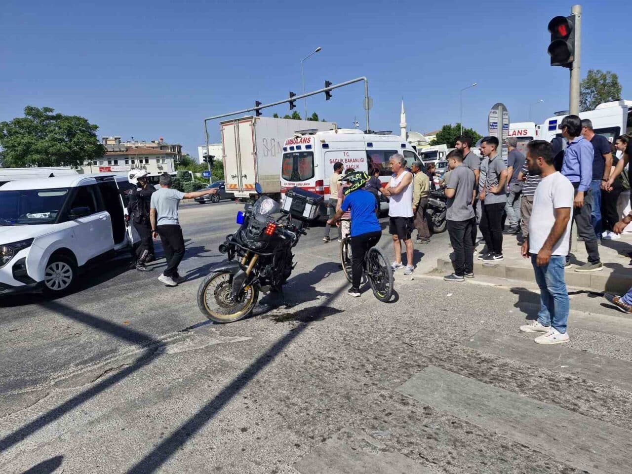Antalya'nın Serik ilçesinde otomobil ile motosikletli yunus polis ekibinin çarpışması