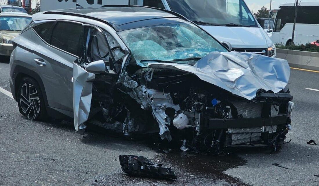 Çankaya’da otomobilin üst geçit ayaklarına çarpması sonucu 2 kişi ağır yaralandı Çankaya'da bir otomobil, Ümitköy'de üst geçit ayağına çarparak iki kişinin