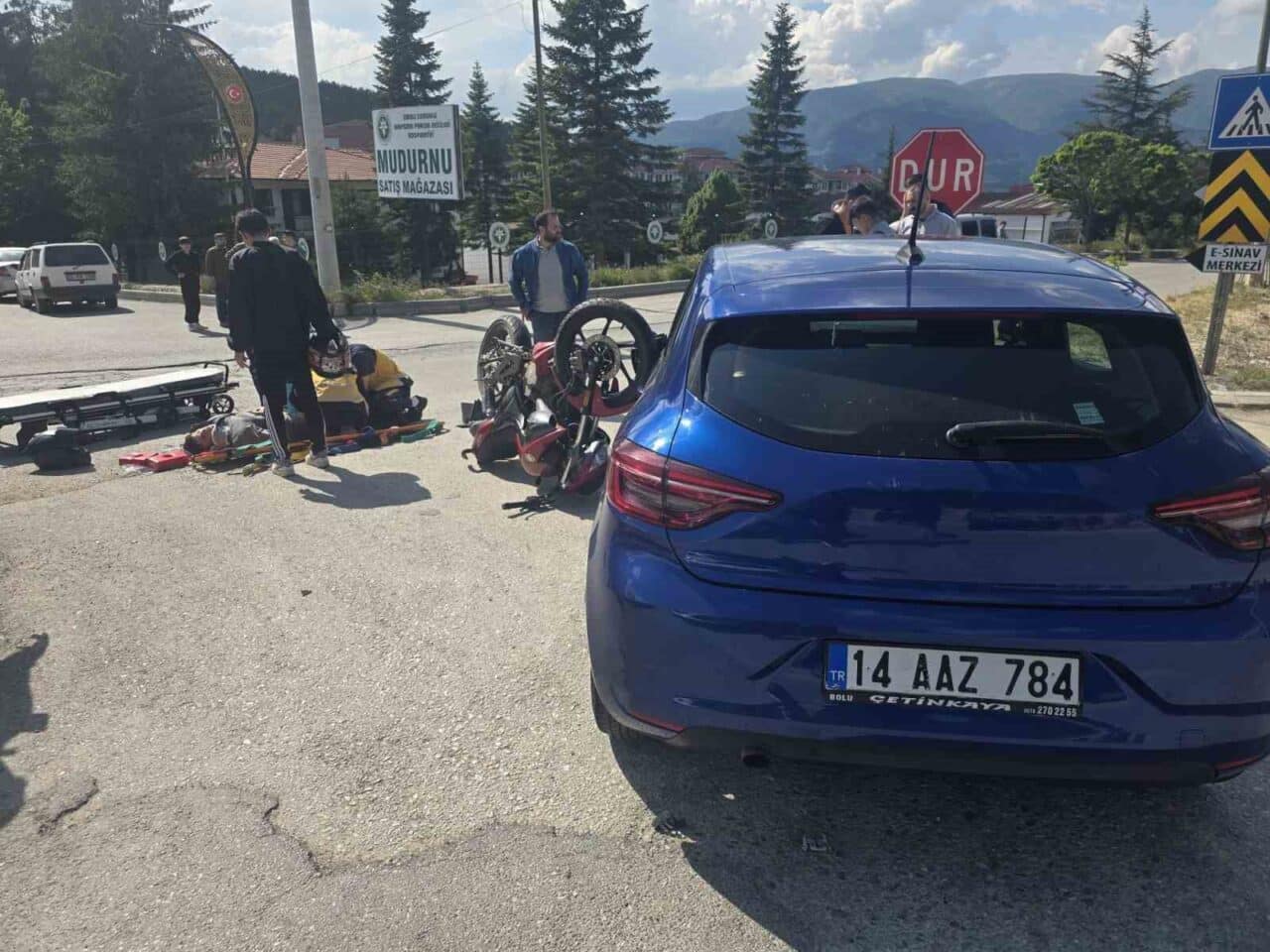 Bolu'nun Mudurnu ilçesinde otomobil ve motosikletin çarpıştığı kazada motosiklet sürücüsü