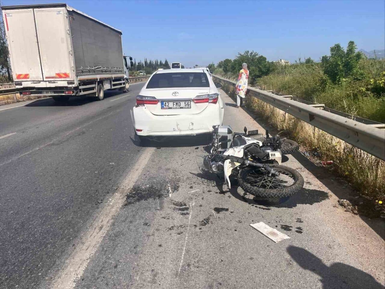 Antalya'nın Manavgat ilçesinde motosiklet sürücüsü İlkan Özen (30), otomobil ile