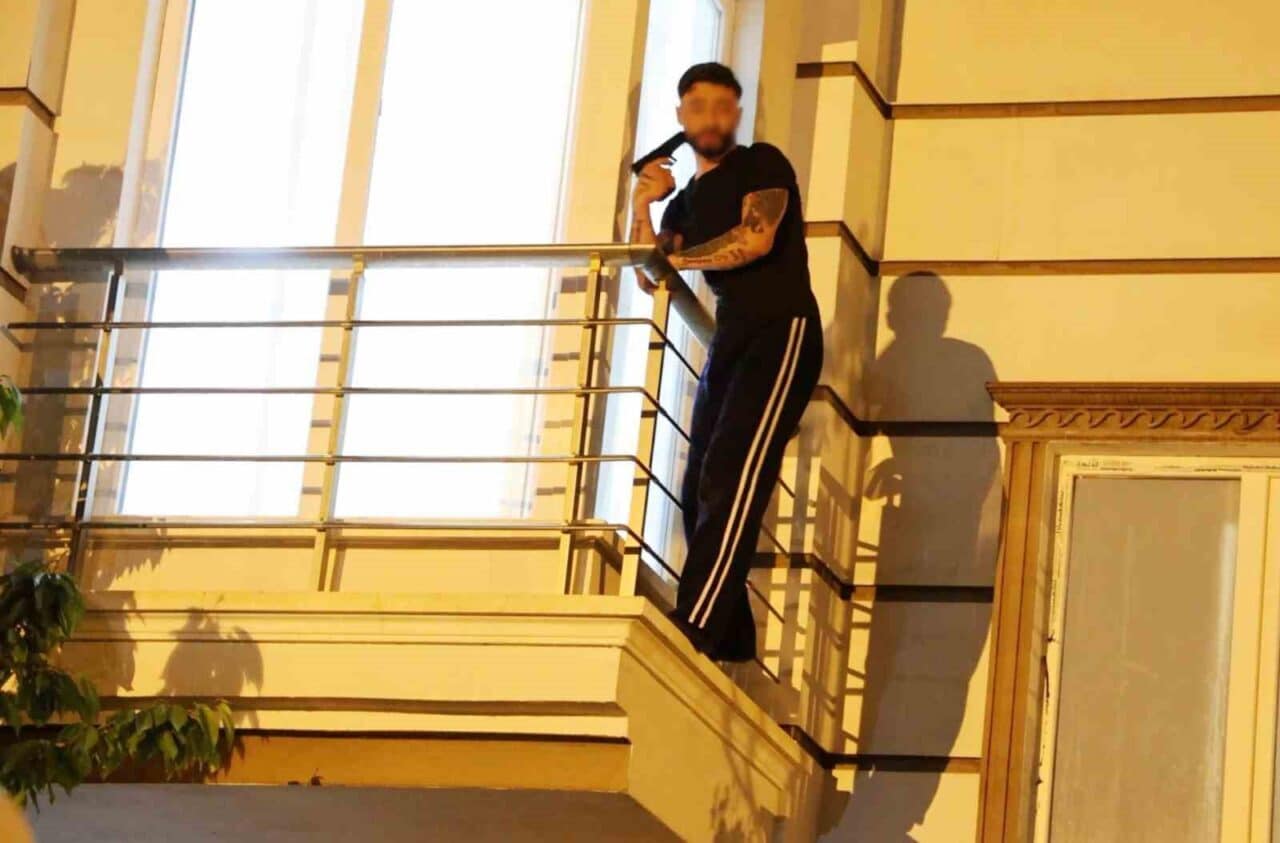 Aksaray'da 23 yaşındaki B.İ., bunalıma girerek oyuncak tabancayla pencereden bağırdı.
