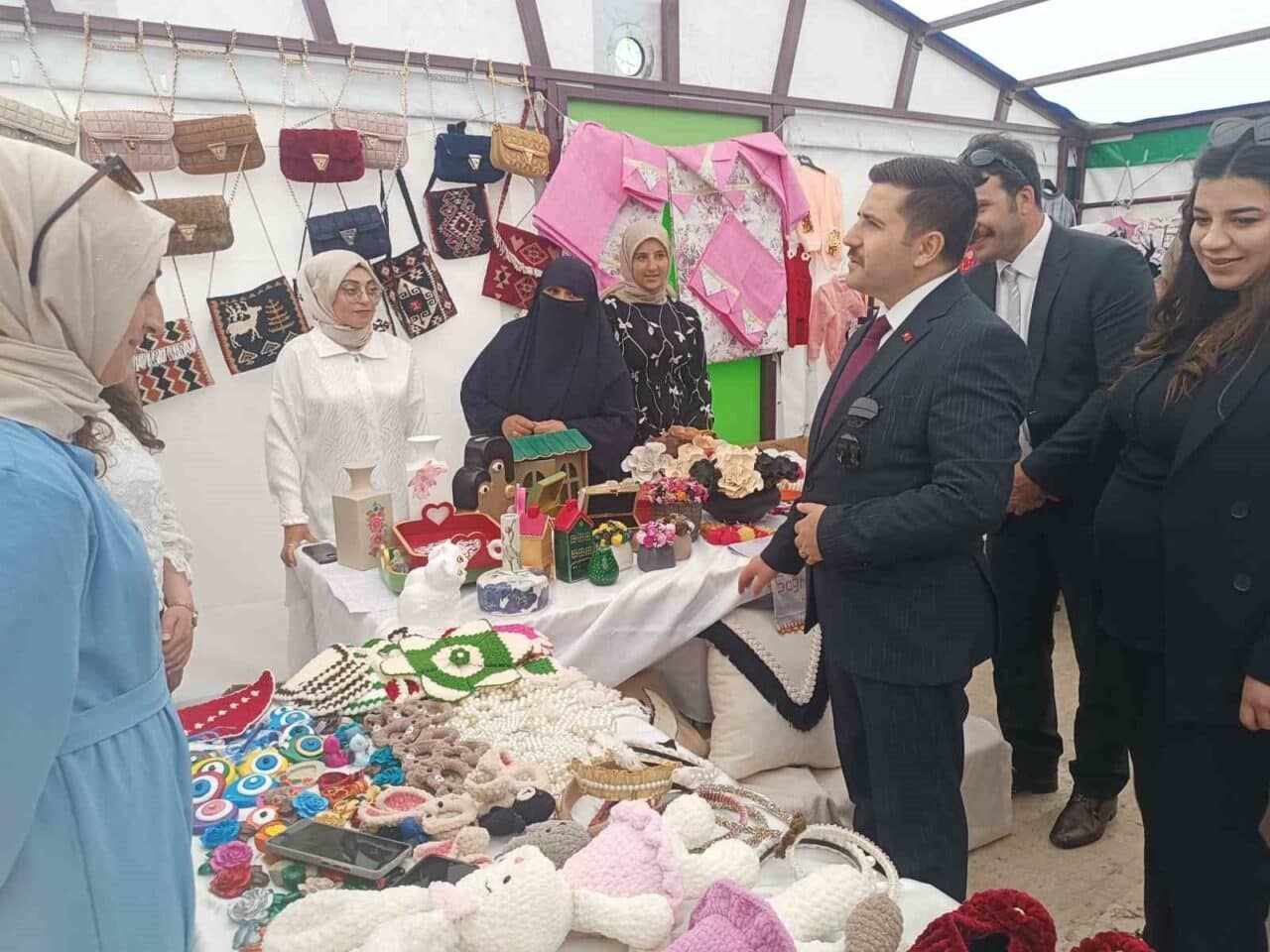 Van'ın Özalp ilçesinde, Özalp Halk Eğitim Merkezi tarafından düzenlenen yılsonu