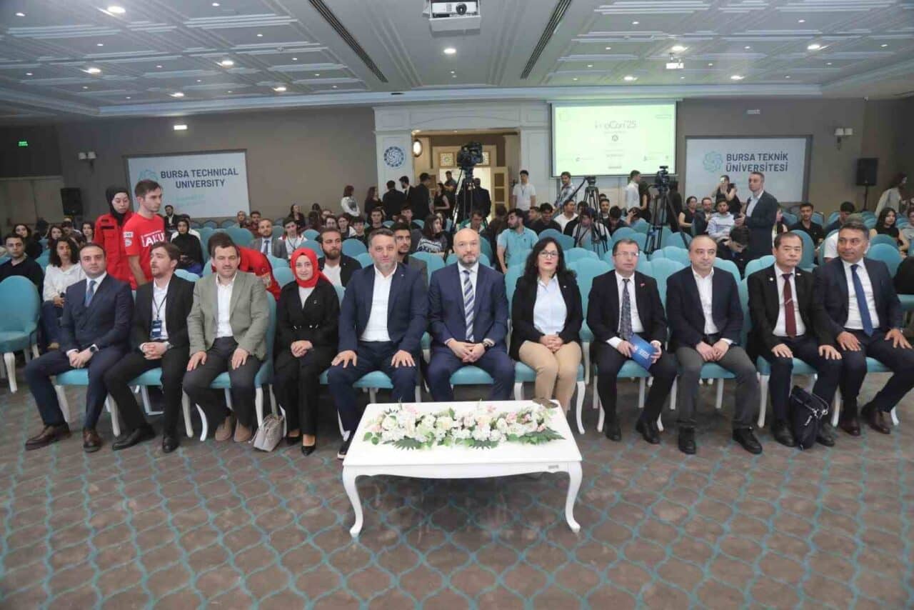 Bursa Teknik Üniversitesi'nde düzenlenen InnoCon'25-Modern Yapı Zirvesi'nde, deprem ve sürdürülebilir