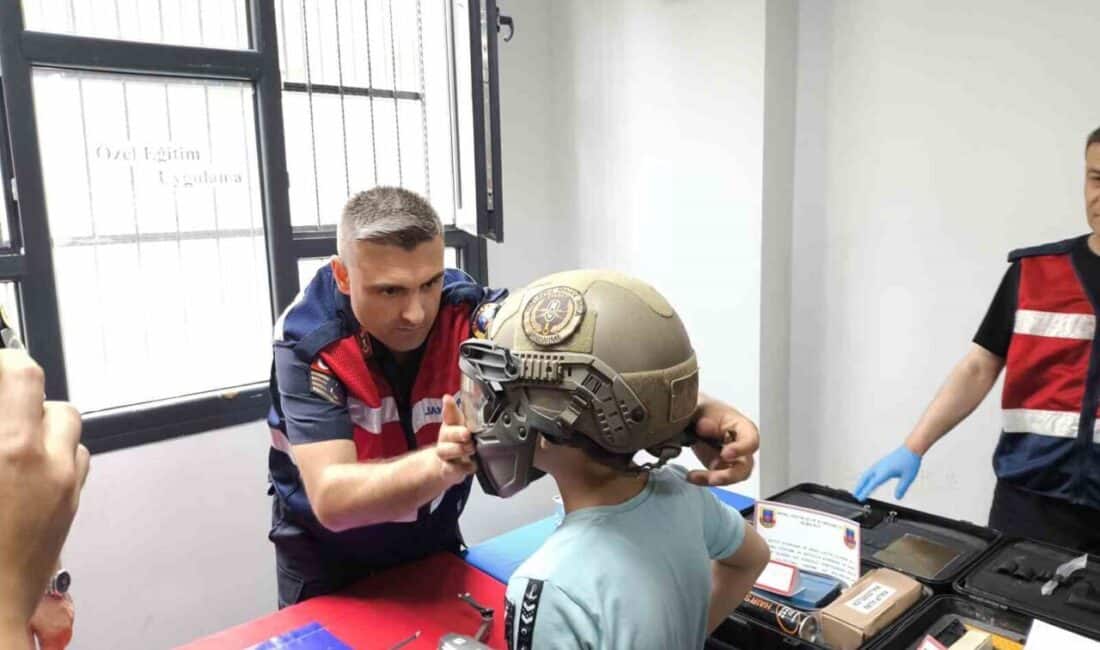 Mersin’deki Erdemli Özel Eğitim Uygulama Okulu’nu ziyaret eden İl Jandarma