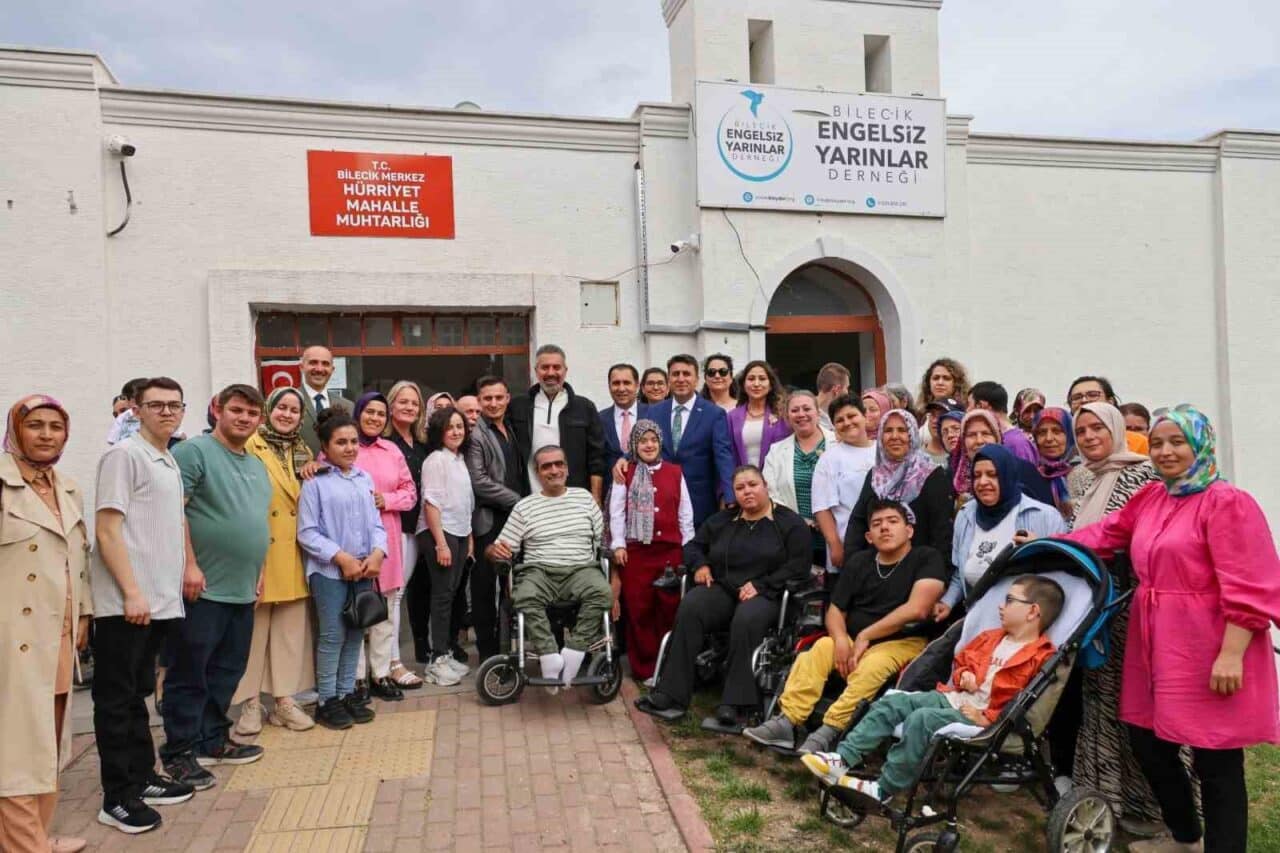 Bilecik Valisi Şefik Aygöl, Engelsiz Yarınlar Derneği'ni ziyaret ederek özel