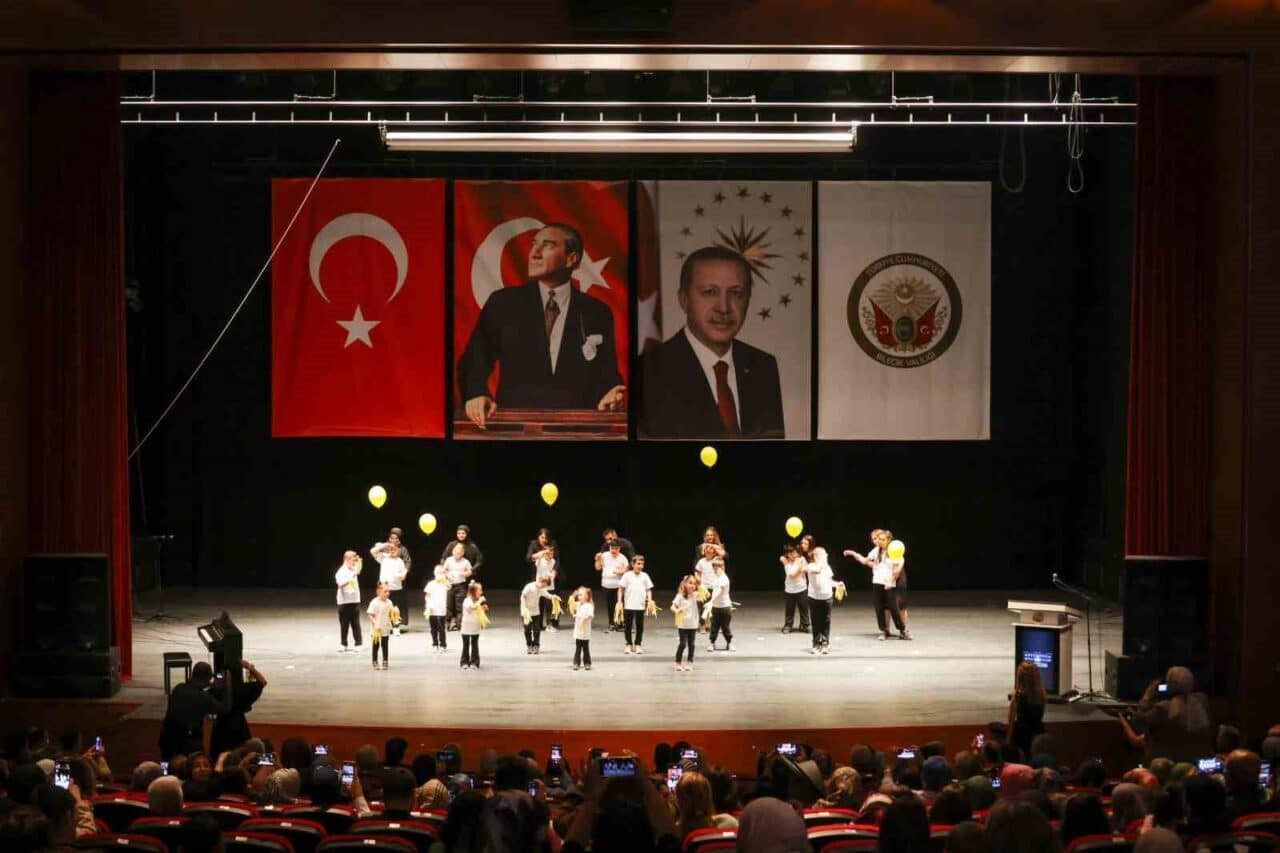 Bilecik’te Engelliler Haftası etkinlikleri, özel bireylerin performanslarıyla duygusal anlar yaşattı.