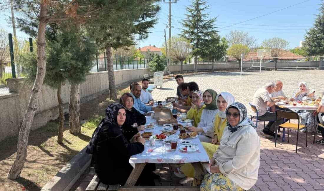 Alaca’da Anneler Günü’nde Özel Çocukların Annelere Sürpriz Hediyeleri Duygu Dolu Anlar Yaşattı Çorum'un Alaca ilçesinde Anneler Günü etkinliğinde, Alaca Özel Eğitim Uygulama