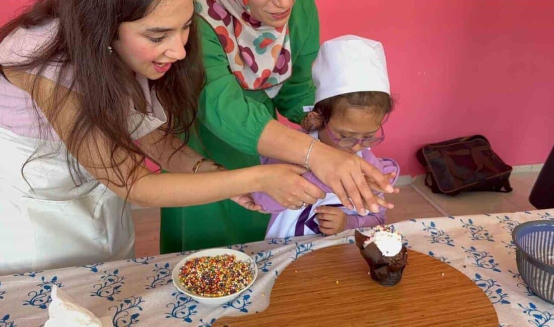Özkar Özel Eğitim Uygulama Okulu'nda düzenlenen pasta atölyesinde öğrenciler, Adem
