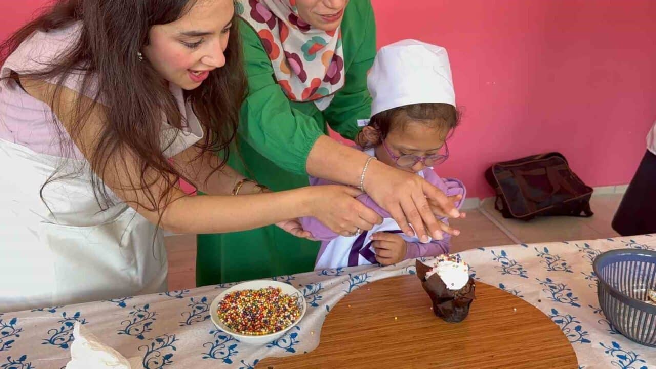Özkar Özel Eğitim Uygulama Okulu'nda düzenlenen pasta atölyesinde öğrenciler, Adem