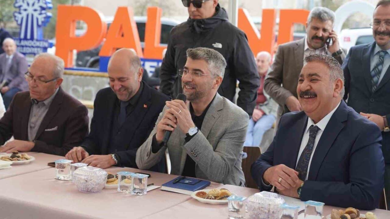 Erzurum'un Palandöken ilçesinde "Vatandaş Soruyor, Başkan Cevaplıyor" etkinliği yapıldı. AK