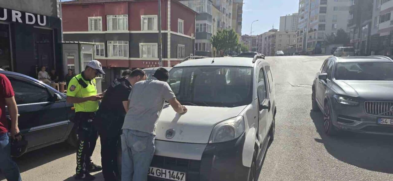 Bilecik'te bir marketin önünde park etmek isteyen Erhan A., motosiklet