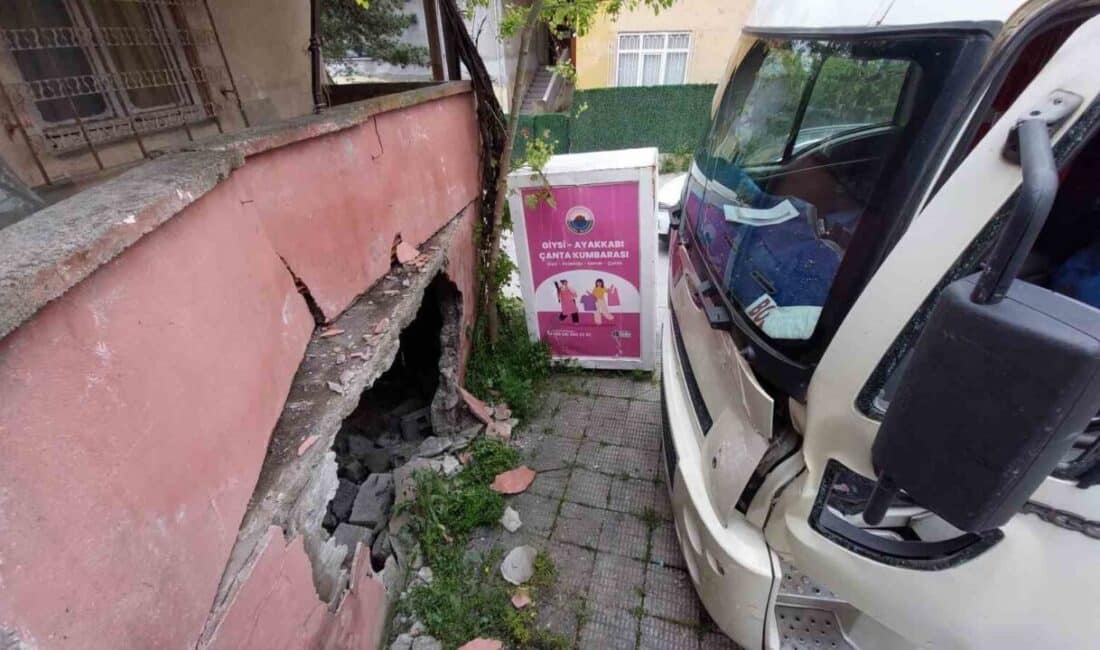 Samsun’da Park Halindeki Kamyonun Aniden Hareket Etmesi Metruk Binasını Yıktı Samsun'un İlkadım ilçesinde Yaşar T.'nin park halindeki kamyonu, aniden hareket