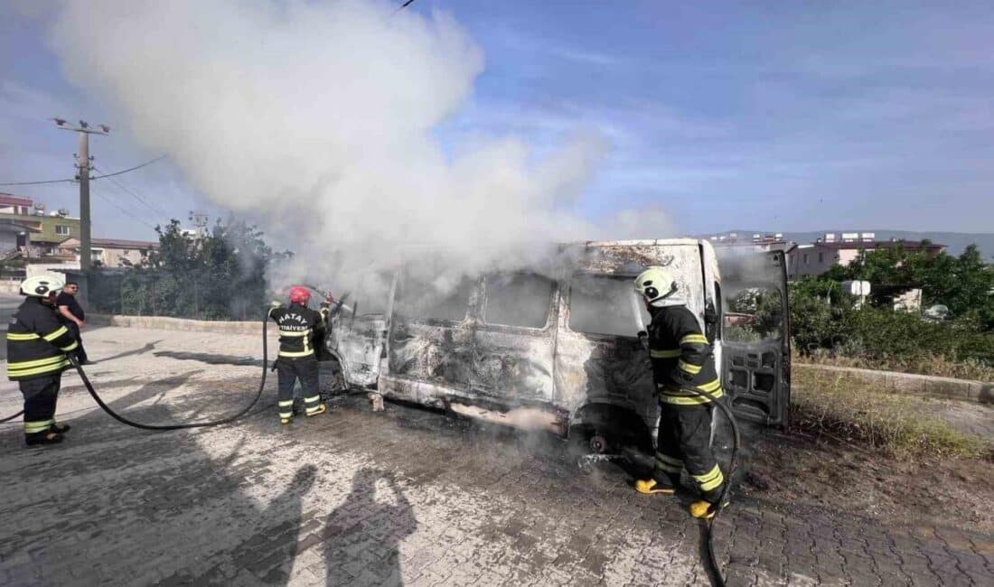 Hatay’da hurda minibüs alev alev yandı, itfaiye müdahale etti. Hatay'ın Antakya ilçesi Narlıca Mahallesi'nde park halindeki hurda minibüs yangına