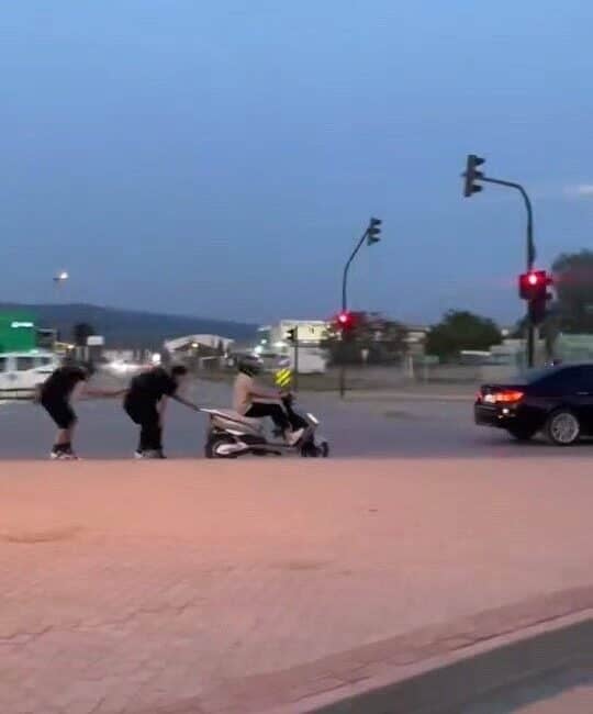 Bursa'nın İnegöl ilçesinde üç genç, motosikletin arkasına tutunarak tehlikeli bir